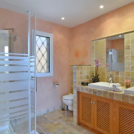 With Incredible Sea Views And Pool Up To 7 Feriehus *