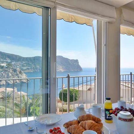With Incredible Sea Views And Pool Up To 7 Feriehus *